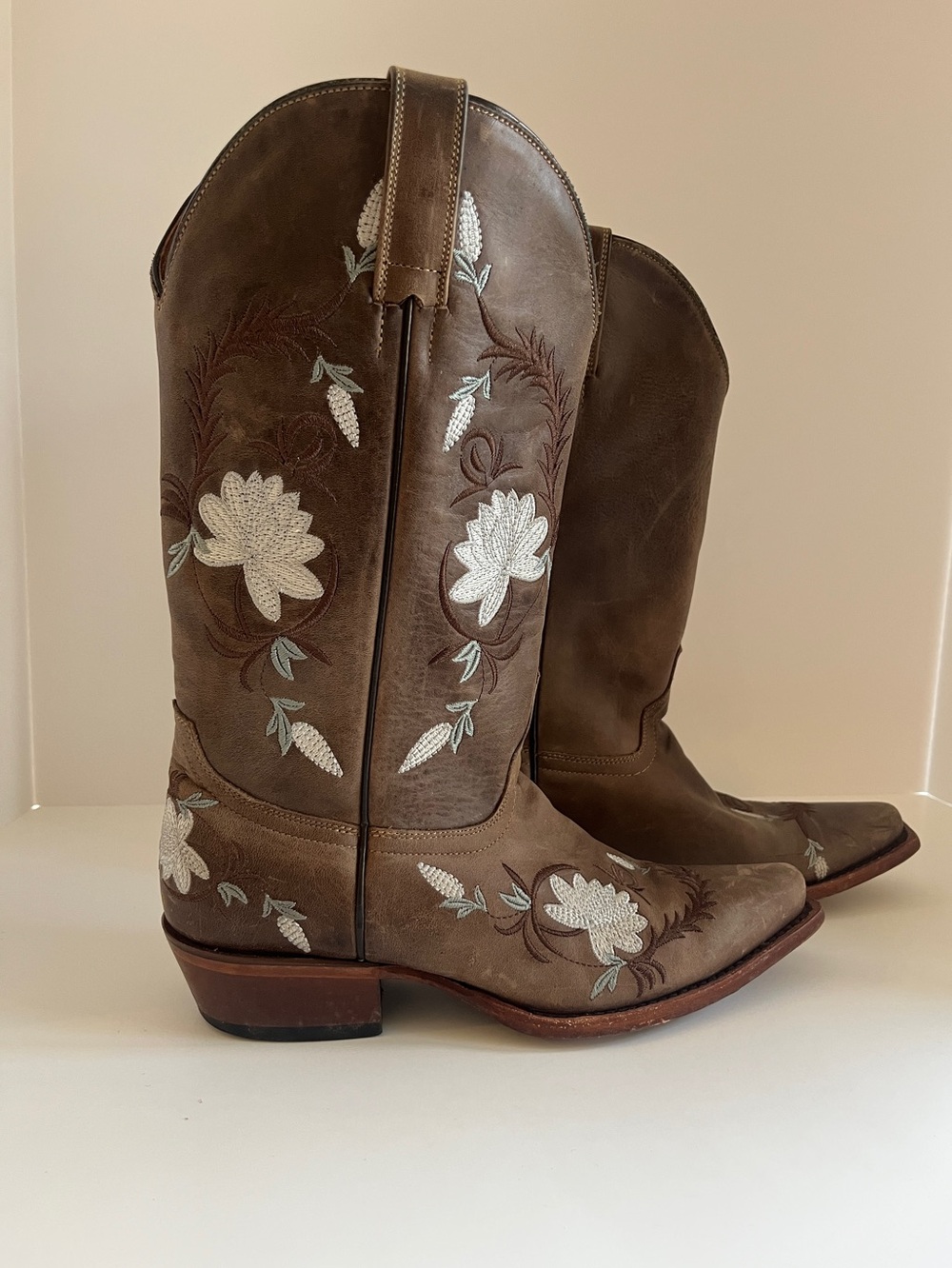 Shyanne lacy pointed toe western boot size 7